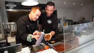 Kevin Kugel (links) und Salvore Romeo bei der Herstellung ihrer neuen Currywurst. Bild: Nüßle
