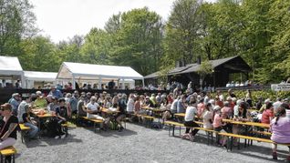Großer Andrang beim Maifest der Magstadter Angler am Hölzersee: Bild: Reichert