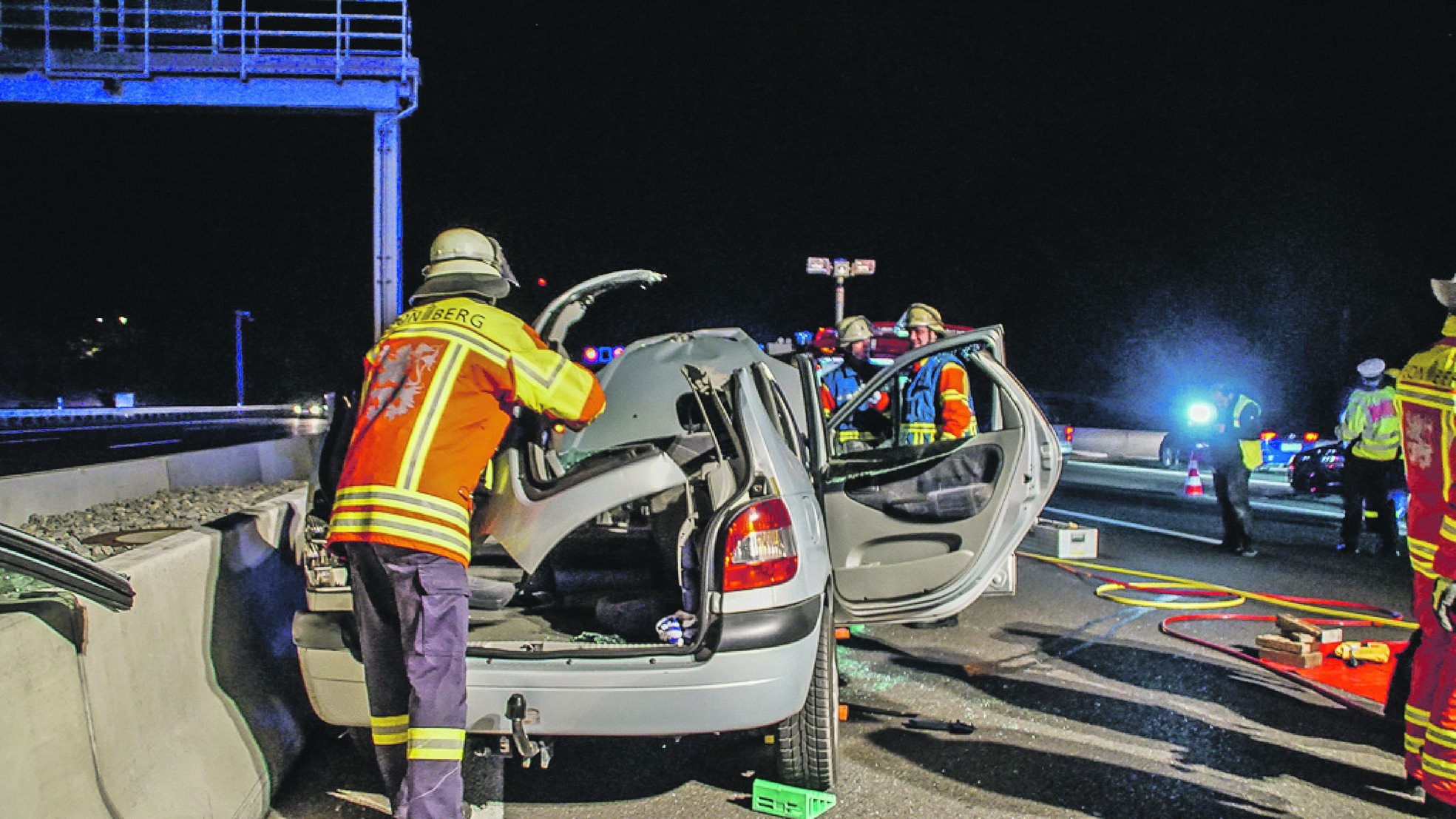 Sindelfingen Leonberg Schwerer Unfall Auf Der A Auto Kracht