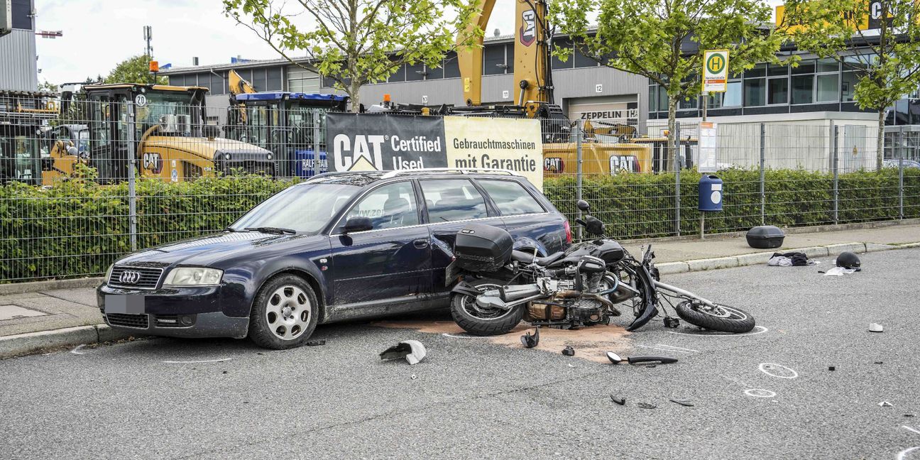Der Motorradfahrer schleuderte gegen einen geparkten Audi.Bild: SDMG/Dettenmeyer