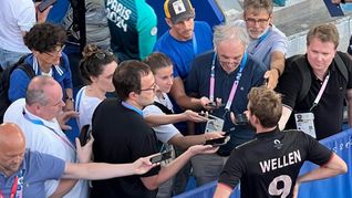 Stürmer Niklas Wellen wurde nach dem knappen 3:2-Erfolg der deutschen Herren  gegen Rekord-Olympiasieger Indien von zahlreichen Journalisten zu dem Spiel befragt. Bild: Peter Münch