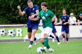 Lukas Zweigle (links) setzte sich mit dem TVD knapp gegen Niko Klein und die Spvgg Holzgerlingen mit 1:0 durch.