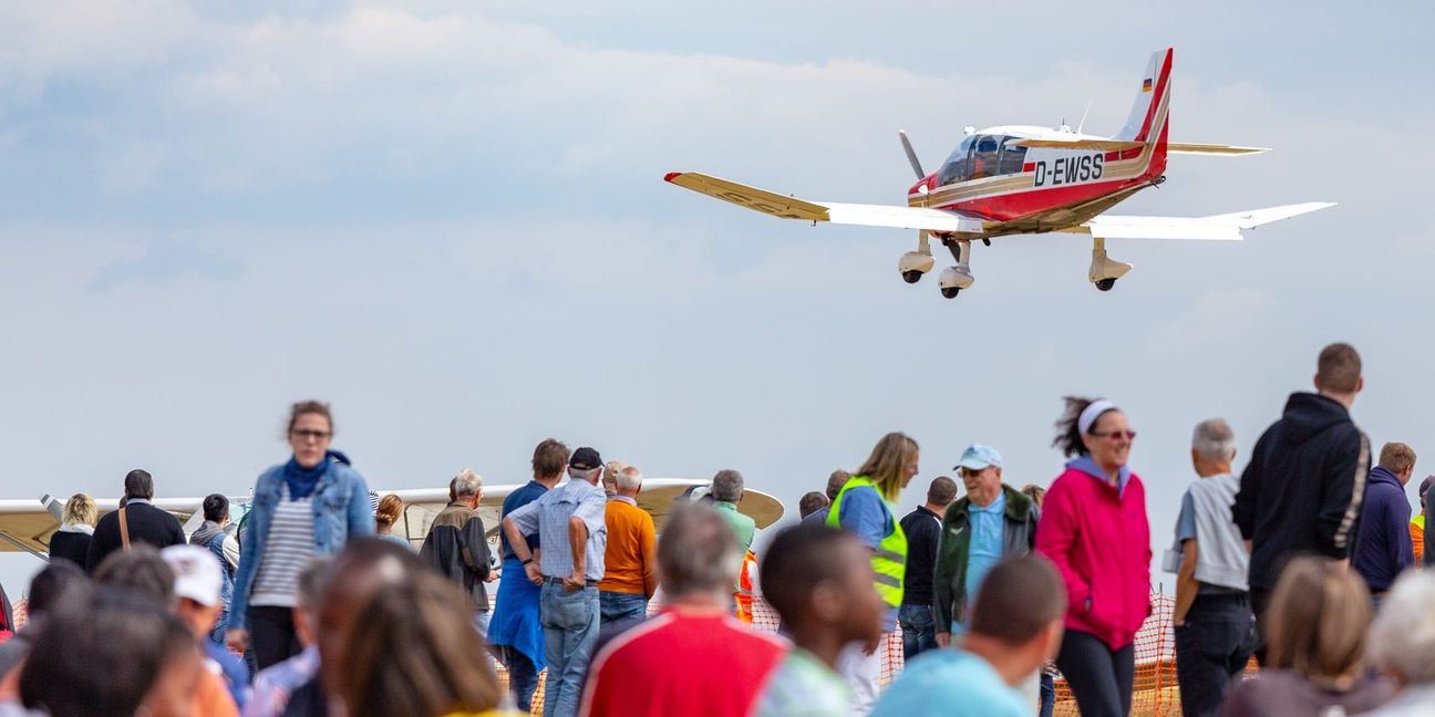 Wie von Geisterhand getragen, steigen Flugzeuge in die Luft. Mit und ohne Motor.