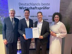 Die KMZ-Geschäftsführer Dr. Sebastian Zerbe (zweiter von links) und Sebastian Otten (zweiter von rechts) nehmen die Auszeichnung von Simone Salden, (stellvertretende Chefredakteurin des manager magazins) und Prof. Dr. Dietmar Fink, (wissenschaftlicher Direktor der Wissenschaftlichen Gesellschaft für Management und Beratung) entgegen.