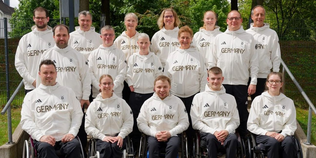 Bundestrainer Volker Ziegler (letzte Reihe rechts) und sein Tischtennisteam für die Paralympics in Paris. Bild:  Holzapfel