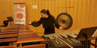 Schlagwerkerin Antonia Emilia Körber in der GDS II Aula.