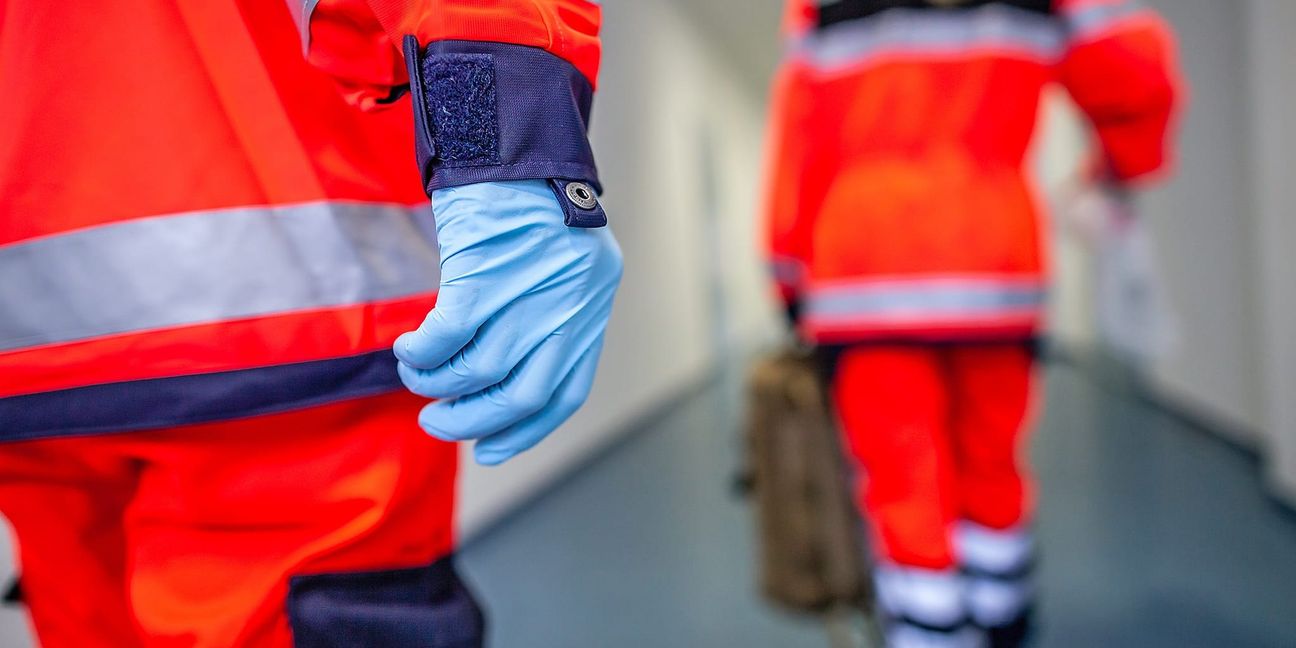 Der Biker wollte im Parkhaus überholen.