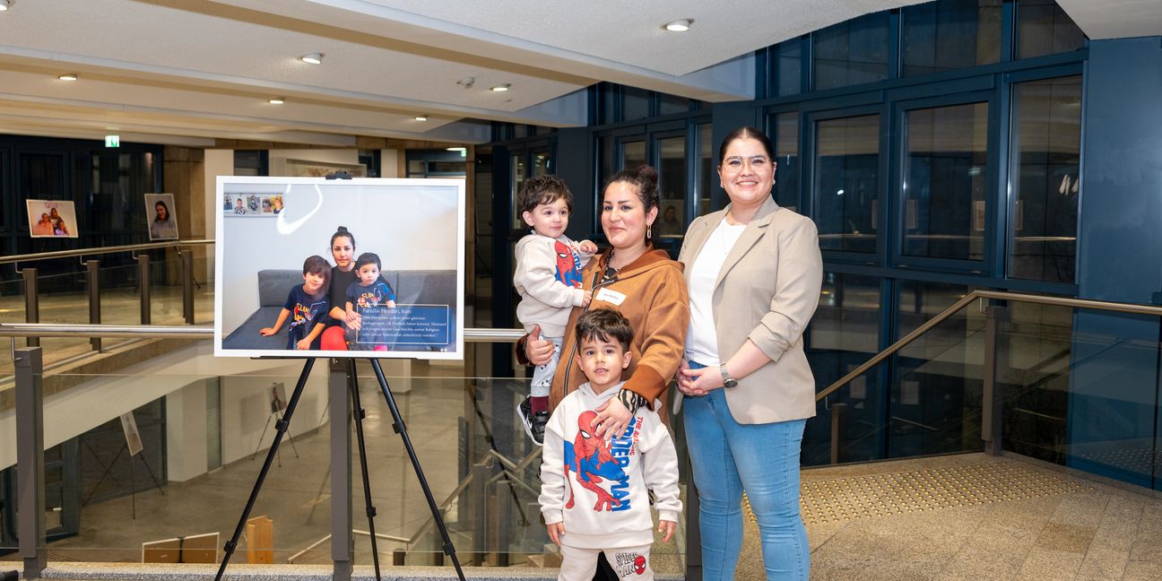Familie Hydari aus dem Iran haben sich an dem Projekt unter der Leitung von Oya Yildirim beteiligt und betonen, dass alle Menschen unter den gleichen Bedingungen leben sollen.