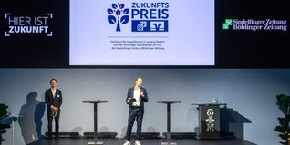 SZ/BZ-Verleger Dr. Christian Röhm (links) und Jörg Niethammer, Vorstandsvorsitzender Vereinigte Volksbanken, bei der Vorstellung des Zukunftspreises 2027 im IBM Technolgy Campus in Ehningen.