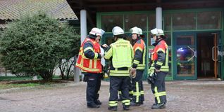 Die Nufruinger Feuerwehr vor dem Eingang der Sporthalle. Aus dem Untergeschoss qualmte es.