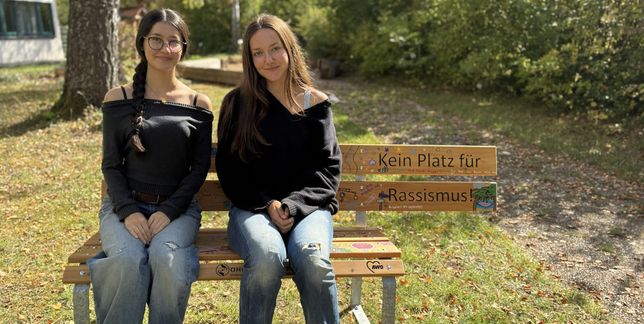 OHG-Schülerinnen auf einer der drei Bänke gegen Rassismus und Diskriminierung.