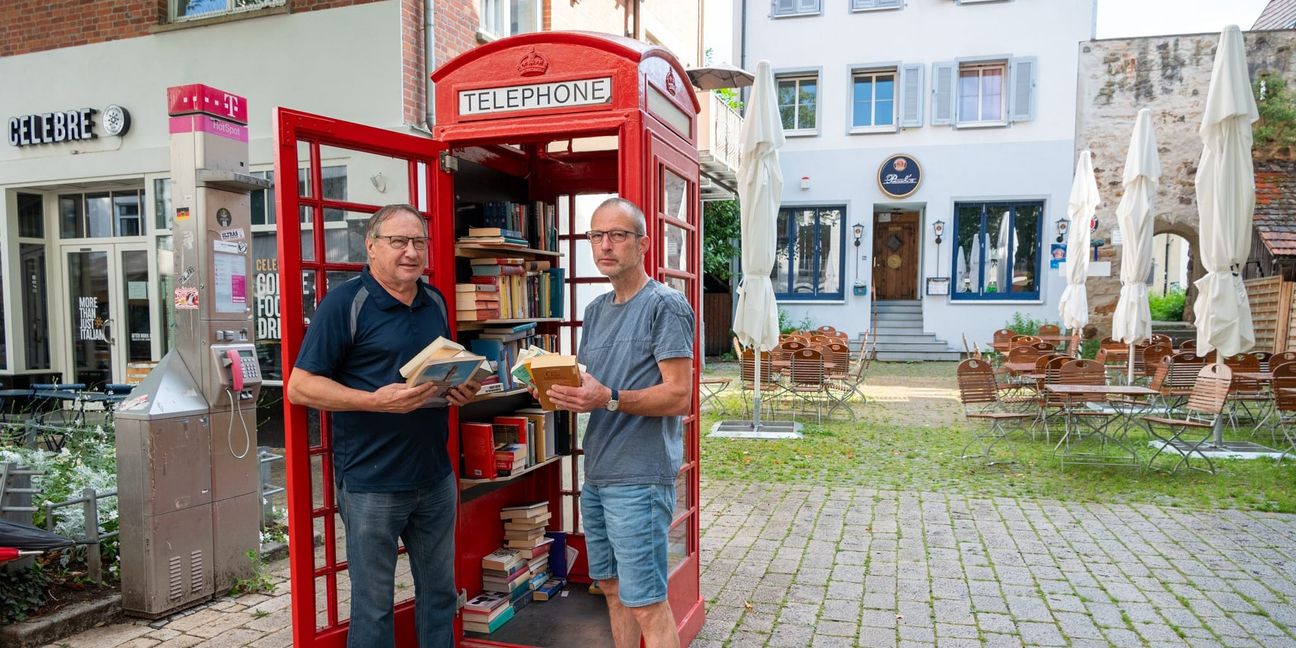 Joachim Groß und Markus Braun kümmern sich auch weiterhin um Ordung im Büchertauschregal.