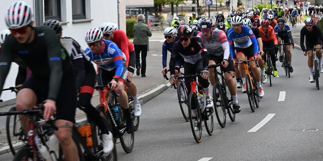 Eine große Gruppe des Brezel Races in Aidlingen.