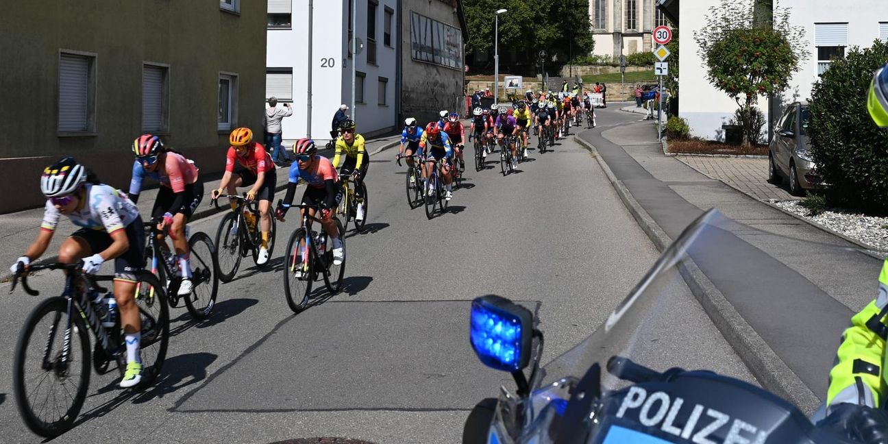 Das Feld des Women‘s Cycling Grand Prix fährt zum zweiten Mal durch Ehningen.