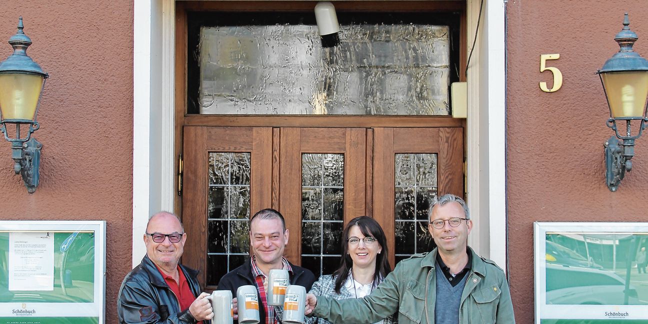 Ein Prost auf den Start: Götz Habisreitinger, André Jordan, Monika Jordan und Werner Dinkelaker (von links) stoßen auf ein gutes Gelingen an. Das war 2016, nun endet die Zusammenarbeit.