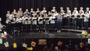 Beim Konzert vom Liederkranz Dagersheim: die „Happy Voices“ und der Stammchor, links Dirigent Hartmut Becker am Flügel.