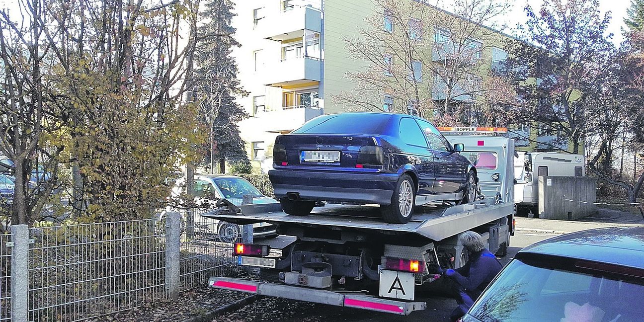 Das Ende einer skurrilen Nummer: Für den BMW geht es huckepack Richtung Schrottplatz. Bilder: z
