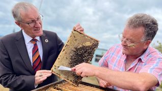 Landrat Roland Bernhard und Manfred Nuber, Fachberater für Obst und Gartenbau, freuen sich über den Honig.