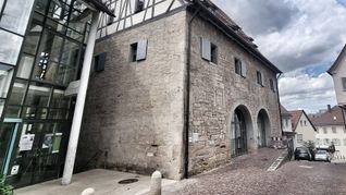 Die Böblinger Zehntscheuer: Links geht es in die Galerie der Stadt und ins Bauernkriegsmuseum.