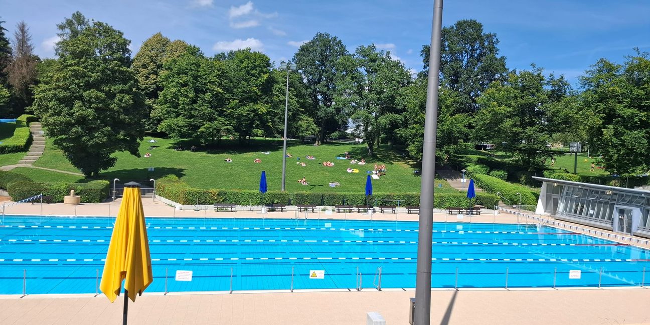 Bei bestem Wetter war das Sportbecken im Sindelfinger Freibad am Dienstag ab 14 Uhr wegen kurzfristigen Personalausfällen geschlossen. Ebenso die Rutsche und das Sprungbecken.