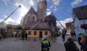Einsatz mit zwei Drehleitern am Kirchturm (rechts in der Pfarrstraße die Unterstützung aus Renningen) und die Magstadter beim gründlichen Abwaschen des Backhausdaches.