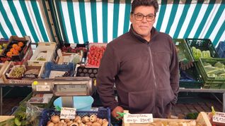 Giromalo Anzolone auf dem Sindelfinger Wochenmarkt mit Champignons und Steinpilzen.