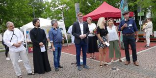 Rafat Abu Shammah, Stefan Arghir, Dr. Jörg Conrad, OB Markus Kleemann, (hinten) Almut Cobet, Annette Falch, Katja Engel und Thomas Speer (von links) bei der Begrüßung.