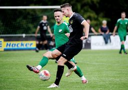 Qendrim Jaha (links), hier im Zweikampf mit Aidlingens Dominik Stojcevic, steht mit dem TV Altdorf punktgleich hinter der Maichinger Reserve auf Rang zwei der Tabelle.