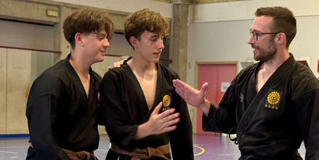 Leandro Paz Graßl und Florian Watzke mit ihrem Lehrer und Sensei Georg Groß (von links).