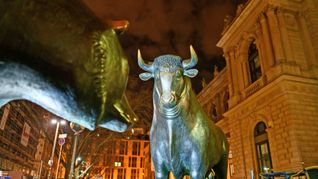 Bulle und Bär vor der Frankfurter Börse – bei Unternehmen hat der Finanzplatz jedoch einen schweren Stand