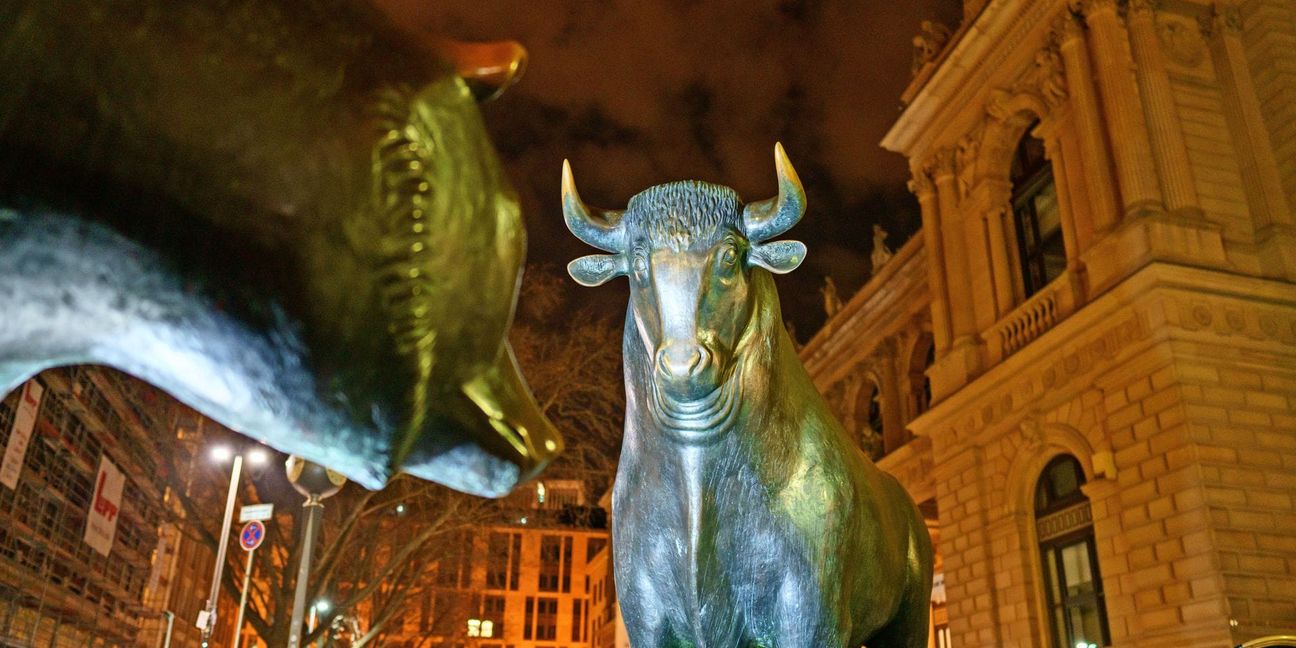 Bulle und Bär vor der Frankfurter Börse – bei Unternehmen hat der Finanzplatz jedoch einen schweren Stand