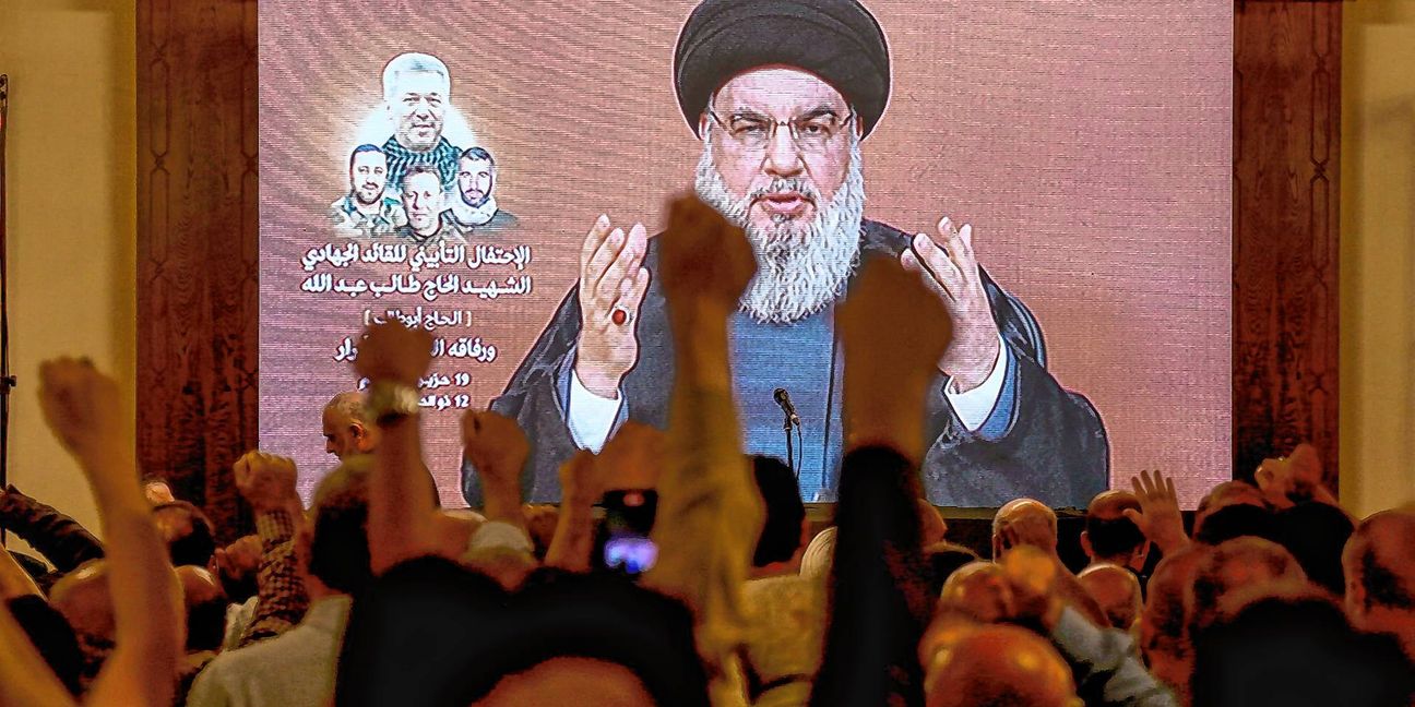 Hisbollah-Anführer Sayyed Hassan Nasrallah bei einer Videoansprache, die von Anhängern in Beirut verfolgt wird
