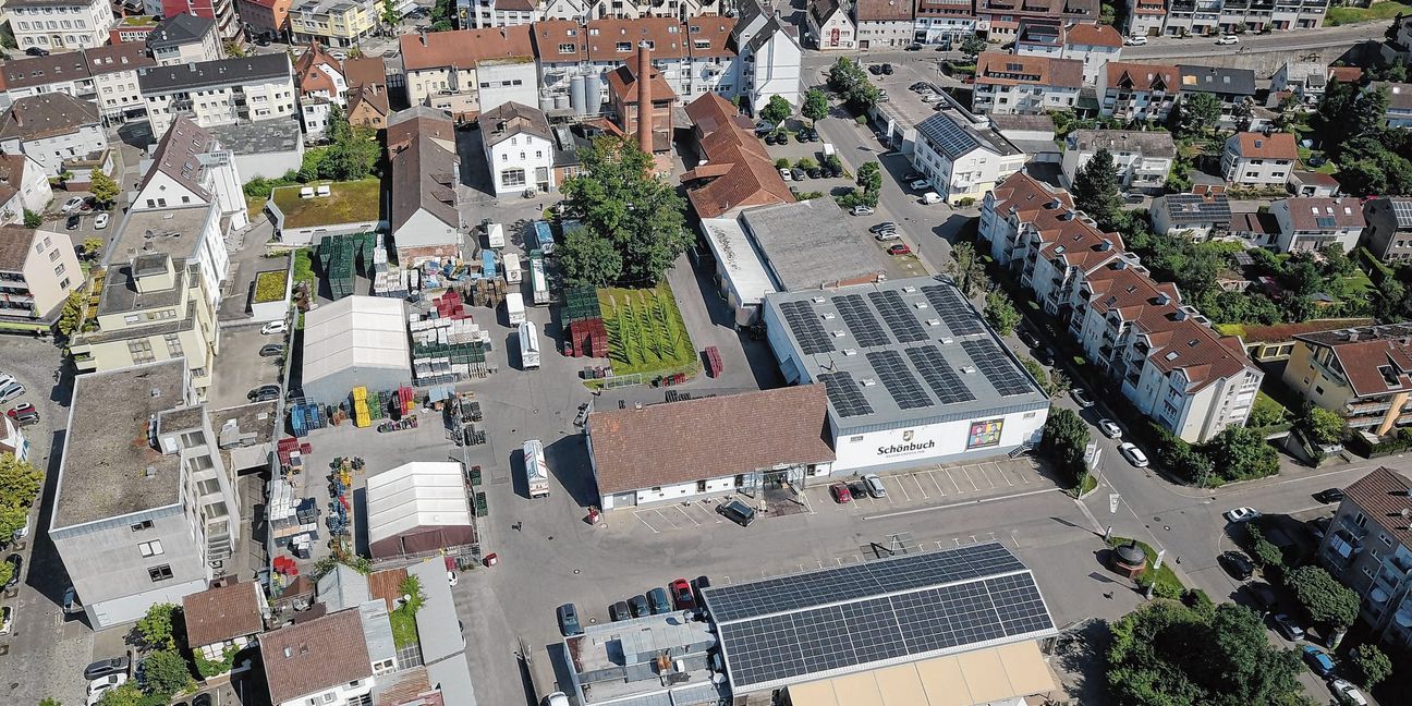 Die Braumanufaktur am Böblinger Postplatz aus Drohnensicht: Deutlich zu erkennen ist die neue Photovoltaik-Anlage auf dem Dach der Lagerhalle.