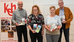 Gemeinsam eine große Vielfalt an Angeboten: Harald Sterzinger (Katholische Erwachsenenbildung Kreis Böblingen).Dr. Ute Reute, (Leiterin der KEB), Brigitte Gehne und Franz Kugler (Goldberg-Seniorenakademie). Bild: Nüßle