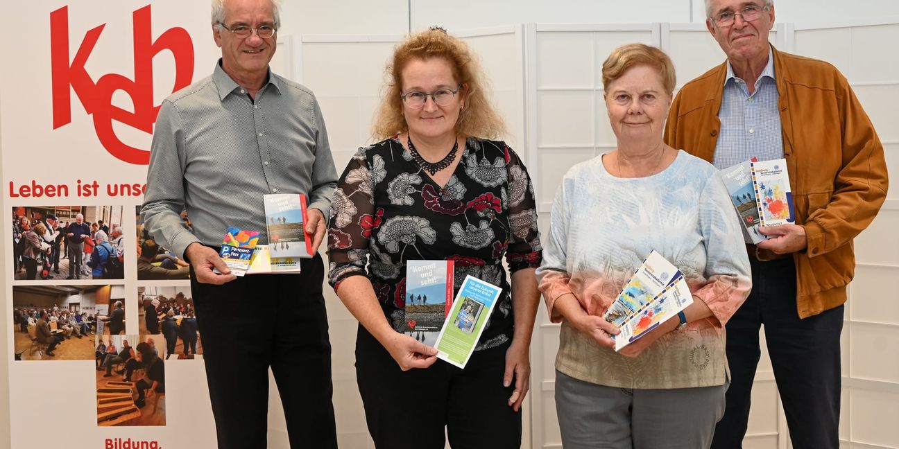 Gemeinsam eine große Vielfalt an Angeboten: Harald Sterzinger (Katholische Erwachsenenbildung Kreis Böblingen).Dr. Ute Reute, (Leiterin der KEB), Brigitte Gehne und Franz Kugler (Goldberg-Seniorenakademie). Bild: Nüßle