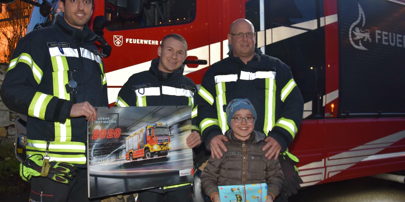 Die Feuerwehrleute Tobias Fiala, Julian Stephan und Frank Böttcher mit Benni Böhm. Bild: z