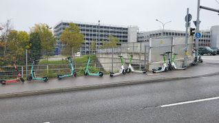 E-Scooter-Parade beim Sindelfinger Mercedes-Werk in der Hanns-Martin-Schleyer-Straße.