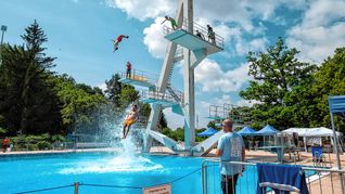 Am Samstag und Sonntag springen sie wieder akrobatisch vom Springturm im Sindelfinger Freibad. Bild: Nüßle