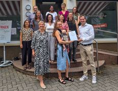Bei der Preisübergabe (erste Reihe von links): Melanie Hettmer, Bürgermeisterin Renningen;
Theresa Orlob (Gründerin des Monats Juli) und Dr. Sascha Meßmer (Kreiswirtschaftsförderer Landkreis Böblingen) freuen sich gemeinsam mit dem Team.