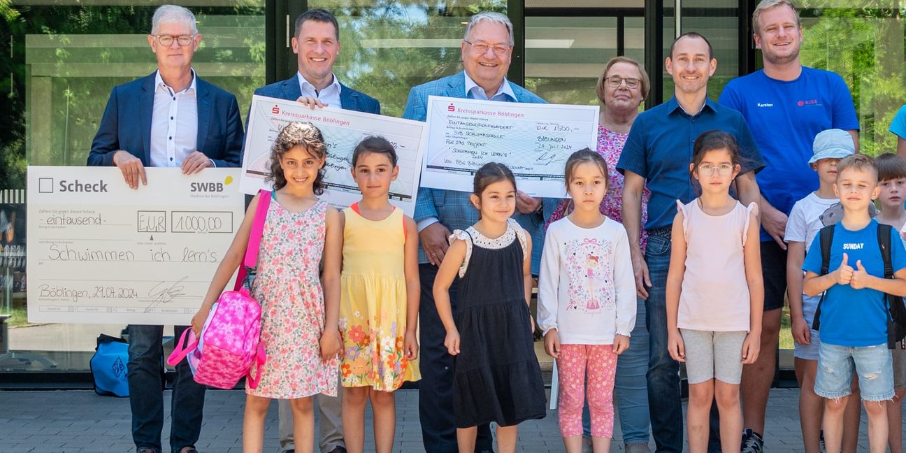 Gesldspenden gab es für die SVB-Schwimmschule.