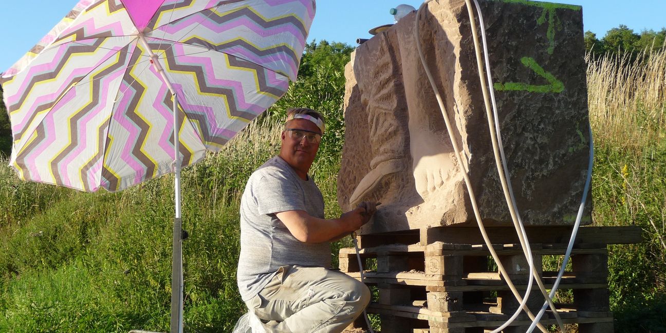 Steinmetz Karsten Woywodt bei der Arbeit an seinem Steinblock zwischen Schafhausen und Weil der Stadt.  Bild: Reichert