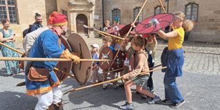 Die Gruppe Hiwiska lässt Kinder in Sindelfingen das Mittelalter selbst erleben.