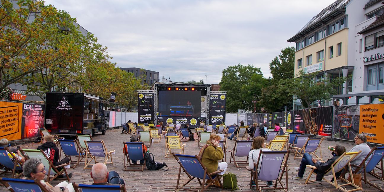 Während auf dem Hofmeister-Parkplatz Live-Bands für Stimmung sorgen, gibt es 2019 auf dem Marktplatz „Silent Disco“ mit Kopfhörern. Bild: Dettenmeyer