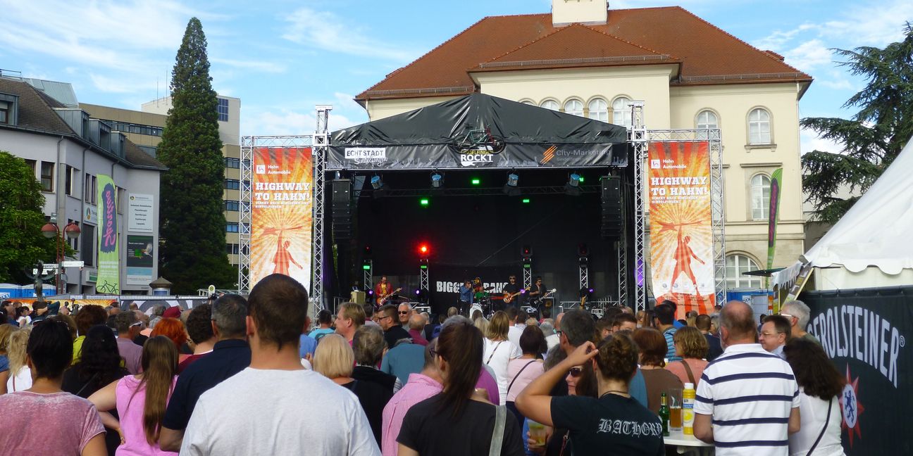 Während auf dem Hofmeister-Parkplatz Live-Bands für Stimmung sorgen, gibt es 2019 auf dem Marktplatz „Silent Disco“ mit Kopfhörern.
