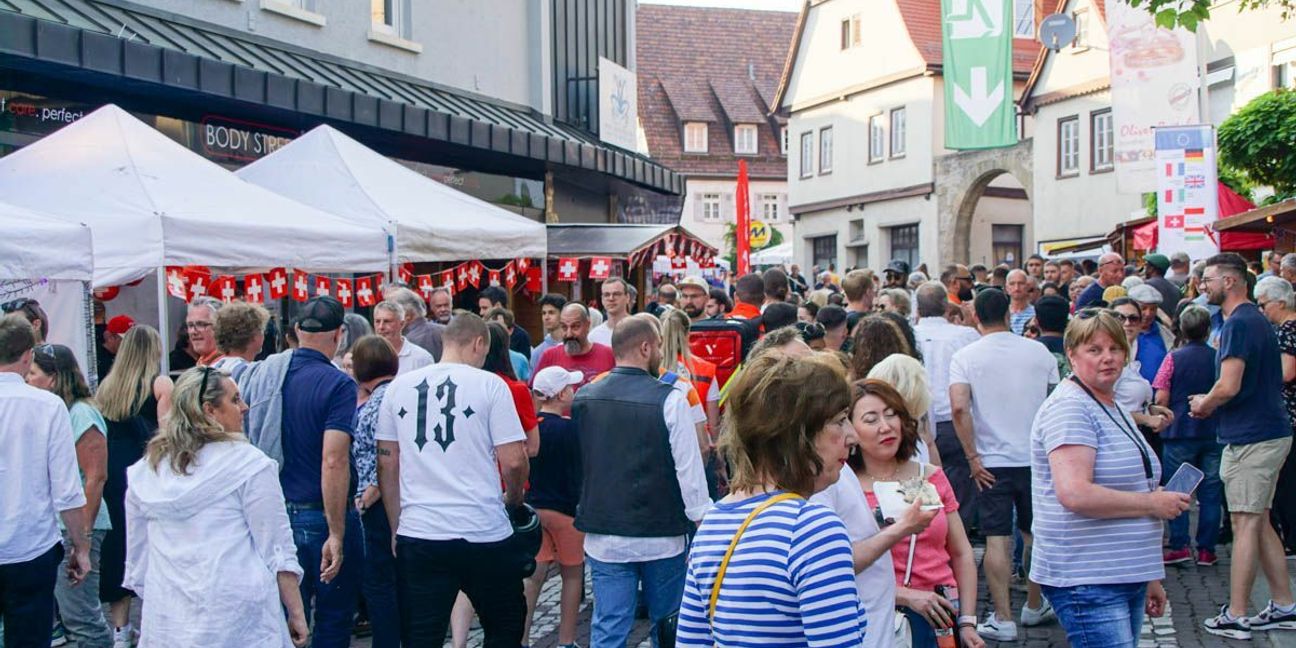 In der Ziegelstraße sind Sindelfingens Partnerstädte vertreten. Pierogi, Tea & Biscuits, und viele weitere Spezialitäten erwarten die Besucher hier. Bild: Dettenmeyer