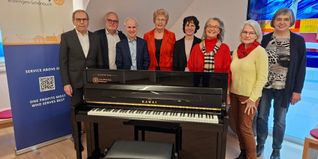 Von links: Otfried Hoffmann, Karl Peter Hoffmann und Albrecht Volz (Rotary Club), Ingeborg Wirtky (IWC), Ismeth Duratovic (Hospizverein), Elke von Massenbach-Bardt (IWC) sowie Maria Dries-Koblowsky und Elisabeth Kenntner-Scheible (Hospizverein).