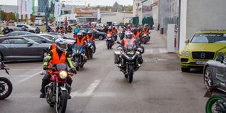 Start der Gedenkfahrt bei der Motorworld.