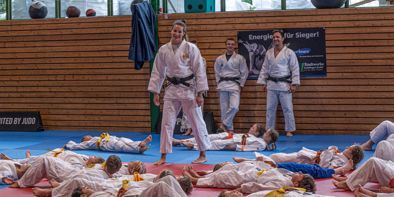 Sie liegen ihr zu Füßen: Weltmeisterin Anna-Maria Wagner und der Judo-Nachwuchs im Glaspalast.