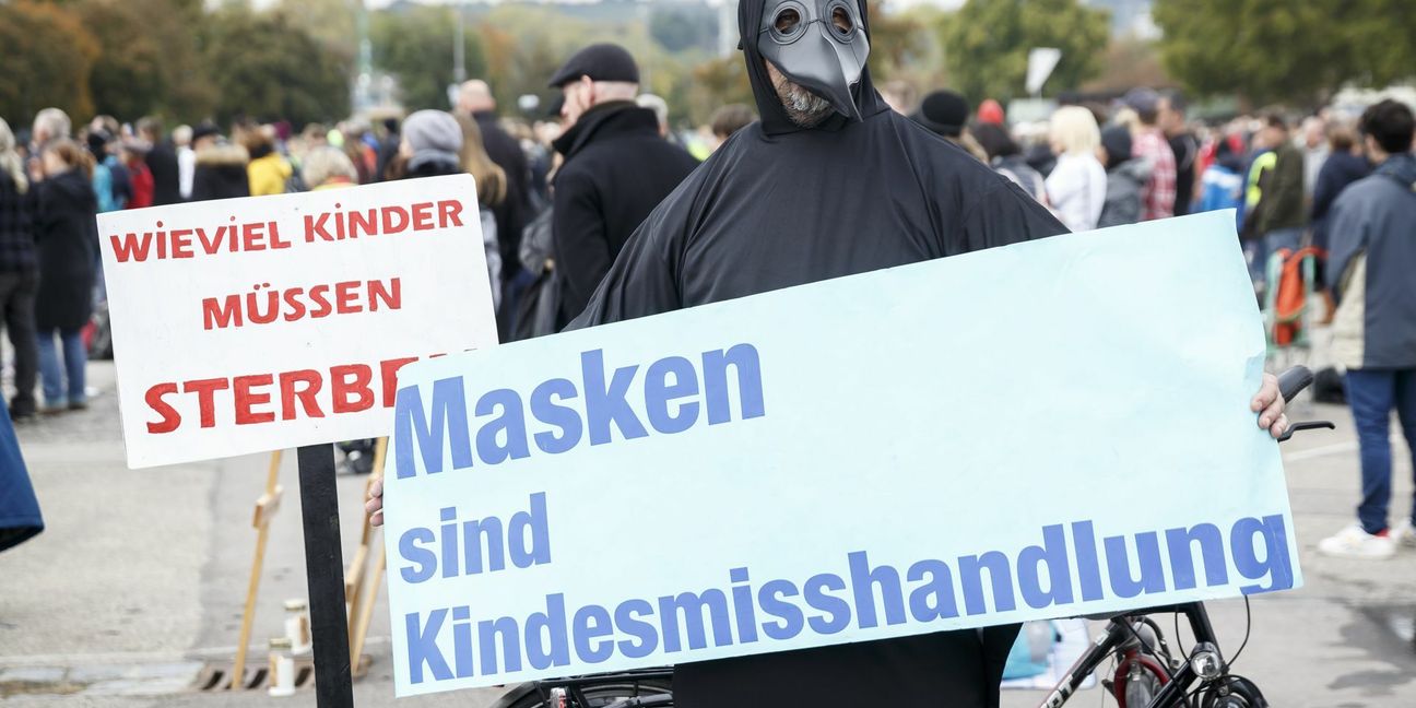 So genannte Querdenker dürfen in Mannheim und Bremen nicht demonstrieren. (Archivfoto einer Demonstration in Stuttgart)
