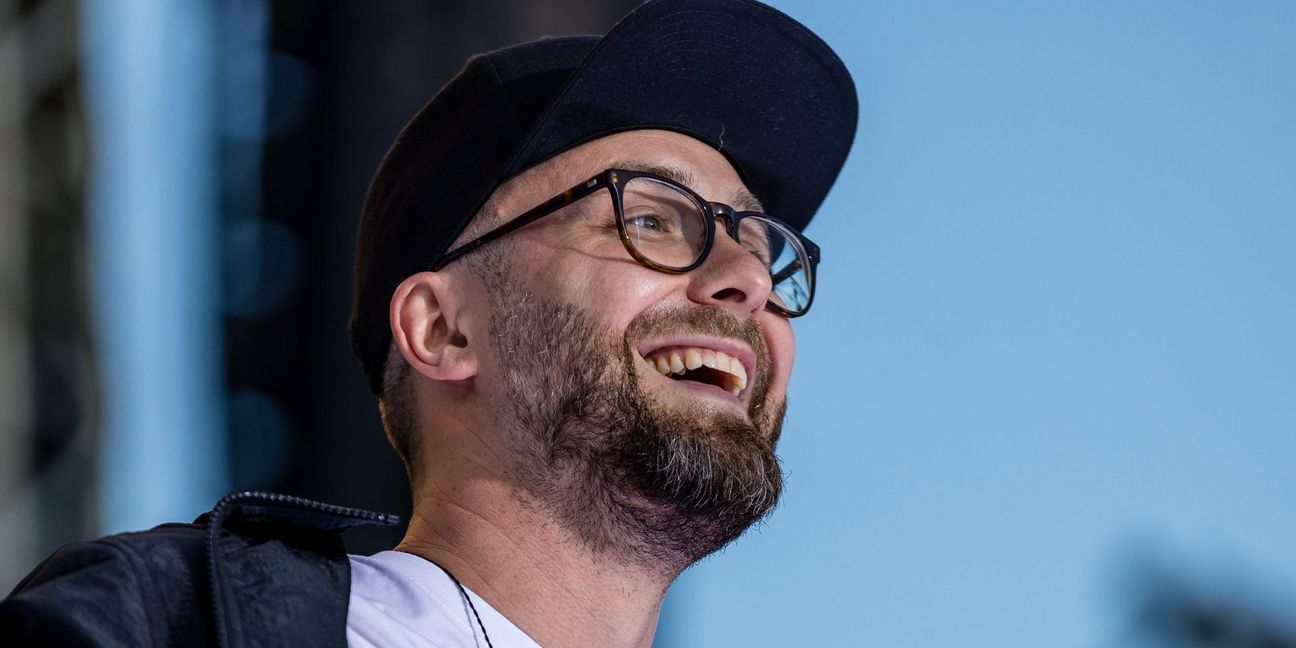 Mark Forster stimmt mit einem Ohrwurm auf die Fußball-EM ein.